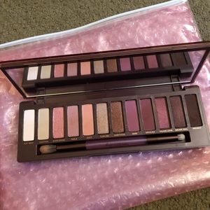 Urban Decay cherry eyeshadow palette